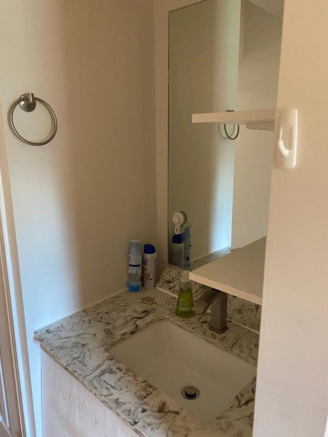 Double Room With Shared Bathroom 536B 토론토 외부 사진