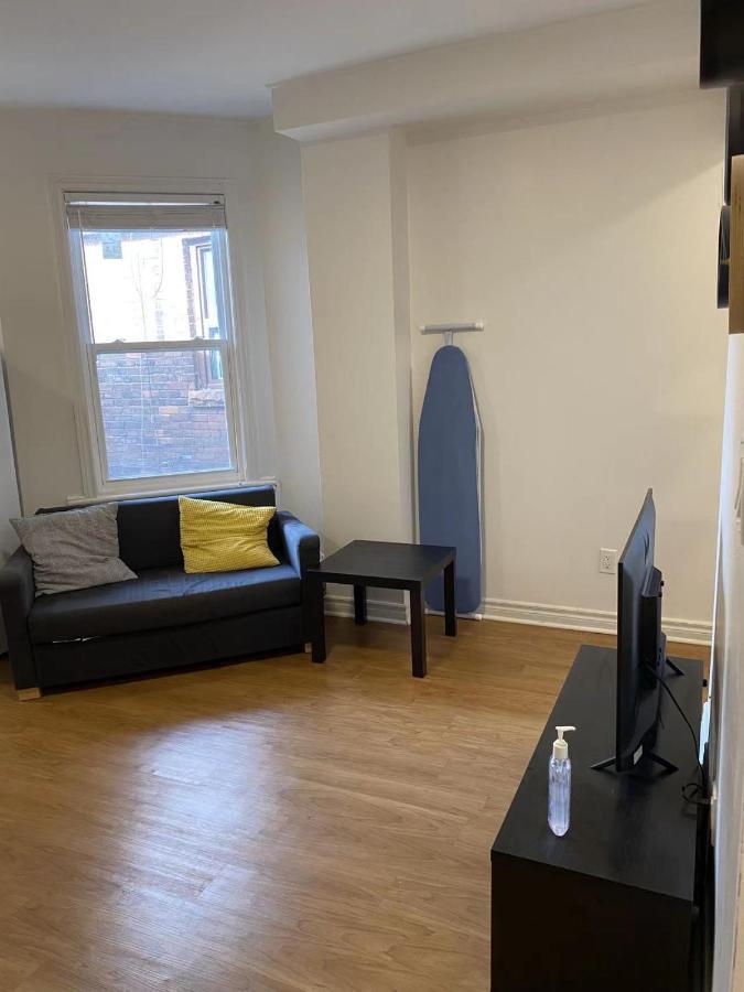Double Room With Shared Bathroom 536B 토론토 외부 사진